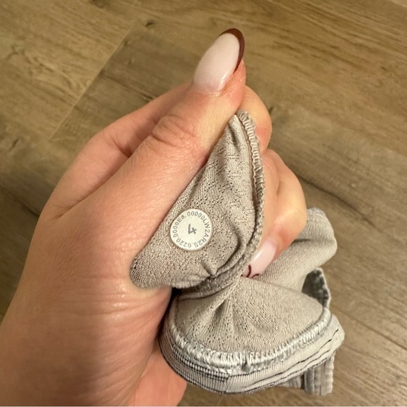 Lululemon Free To Be Zen Sports Bra Space Dye Camo White Silver Size 4 Women’s - Picture 7 of 7